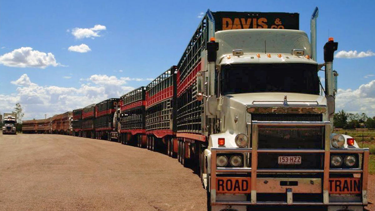Самые длинные автопоезда перемещаются по Австралии